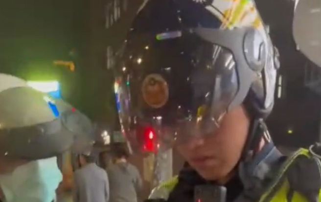 因违停遭取缔的骑士竟持手机反拍员警，并且对着员警疯狂叫嚣「阿Sir好了没」。（翻摄自社会事新闻影音）