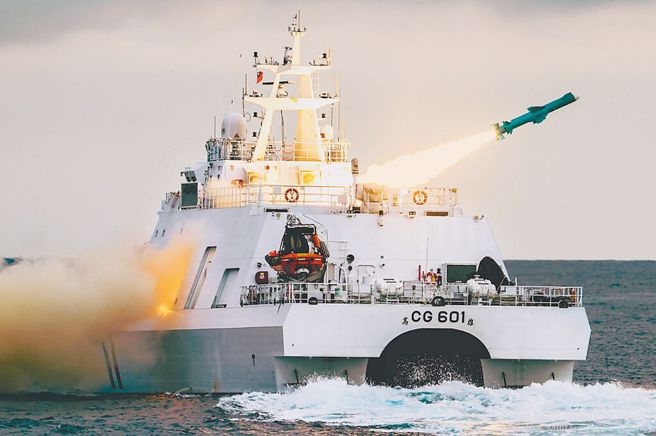 国军「111年海空飞弹射击」操演，过程中海巡署安平舰发射雄风二型舰载飞弹（见图）。（军闻社）