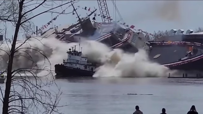 克里夫蘭號才剛由拖船拉下水，結果它就撞上那艘拖船，光速折損。（圖／美國海軍）