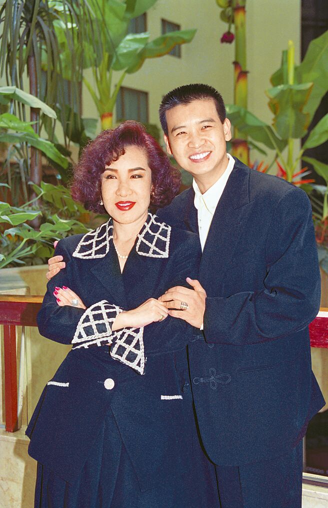 杨小萍（左）生前与弟弟杨庆煌感情深厚。（资料照片）