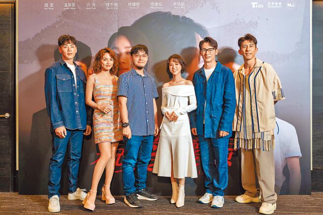 《亲爱坏蛋》演员禾浩辰（左起）、谢雨芝、导演洪子鹏、项婕如、温昇豪、修杰楷。（TVBS提供）