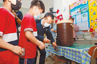 嘉縣12校每周喝現磨豆漿 3000學生受惠
