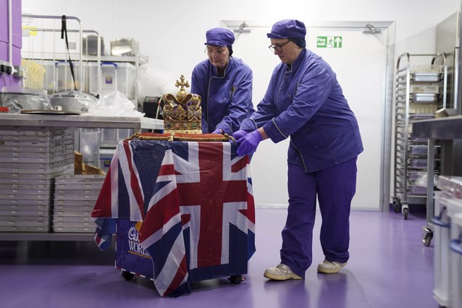 英国「吉百利世界」两名师傅用巧克力仿照「圣爱德华王冠」制作实物大小的复制品。（图／美联社）