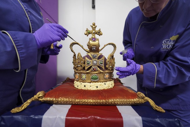 「吉百利世界」师傅替作品做最后修饰。（图／美联社）