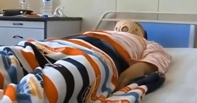 保安徒手接跳楼女，竟遭家属呛：女儿有事你负责。（图／翻摄自微博）