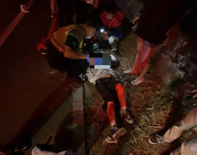 彰化139县道昨晚发生车祸，机车双载的情侣幸运仅受轻伤。（民眾提供／孙英哲彰化传真）