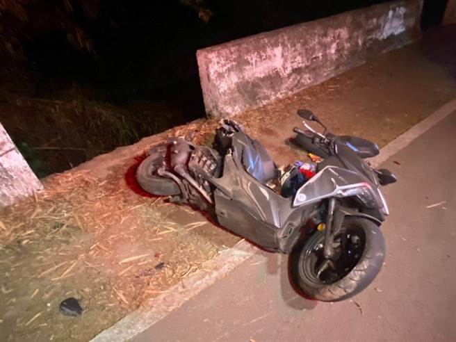 彰化139县道昨晚发生弯道车祸，肇事机车转倒后滑行至悬崖边。（民眾提供／孙英哲彰化传真）