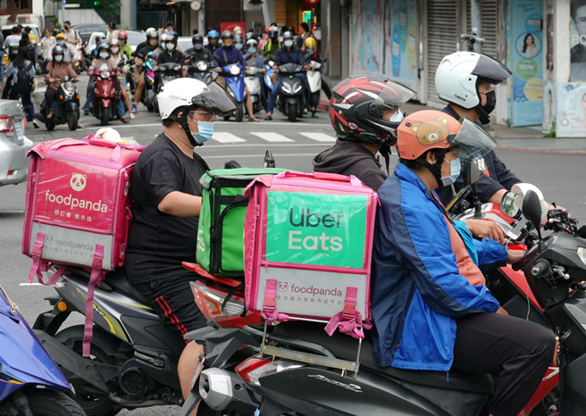 一名外送员日前网路报税，发现所得总额高达76多万元，今年要缴税近2万元。(示意图，资料照)