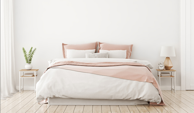 专家指出，在客厅摆放「喜羚跃贵」琉璃雕塑，以及在不同房间摆设同样的陶器，都能让家庭和谐。（示意图／Shutterstock）