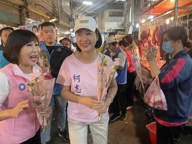 国民党桃园5选区党内自残，吕玉玲找来智库执行长柯志恩一起扫街拜票。(吕筱蝉摄)