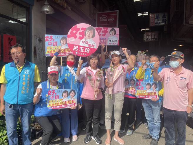 国民党桃园5选区党内自残，吕玉玲找来智库执行长柯志恩一起扫街拜票。(吕筱蝉摄)
