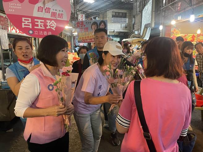 国民党桃园5选区党内自残，吕玉玲找来智库执行长柯志恩一起扫街拜票。(吕筱蝉摄)