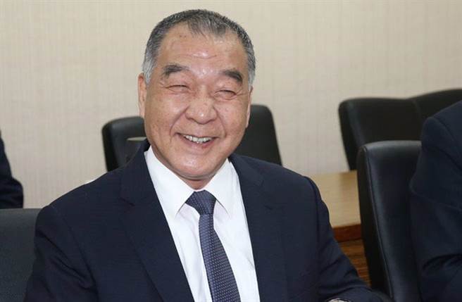 国防部长邱国正。本报资料室