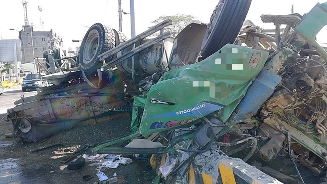 高雄国10岭口交流道「砂石车翻覆」，驾驶受困救出命危送医。(林雅惠翻摄)