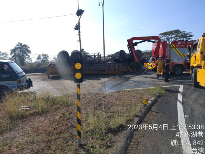 高雄国10岭口交流道「砂石车翻覆」，驾驶受困救出命危送医。(林雅惠翻摄)