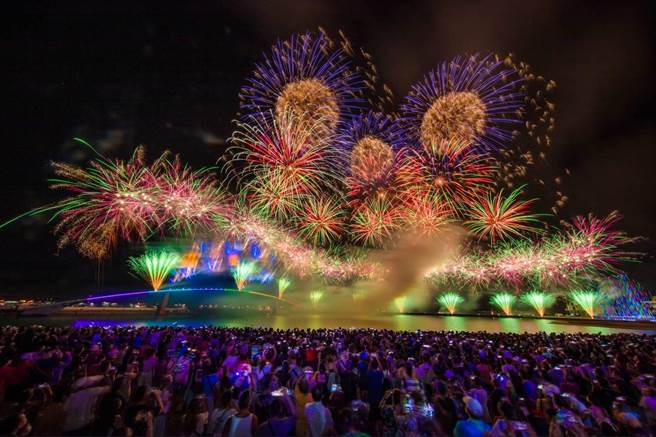 2022「抓住澎湖之美」摄影比赛花火组金牌-陈丽秋-美哉澎湖烟火。澎湖县政府提供