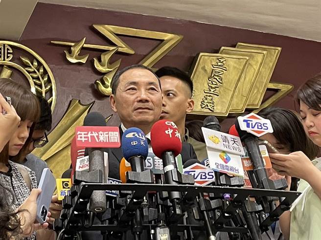 新北市民进党议员陆续在脸书发文，指称向市府索取资料，对方却答非所问。新北市长侯友宜今表示，议员要索取资料，公务体系就算再忙，也要提供给议员，尊重议员。（蔡雯如摄）