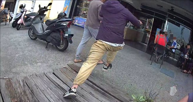 31岁黄姓通缉犯遇警拦查拔腿就跑。（民眾提供／冯惠宜台中传真）