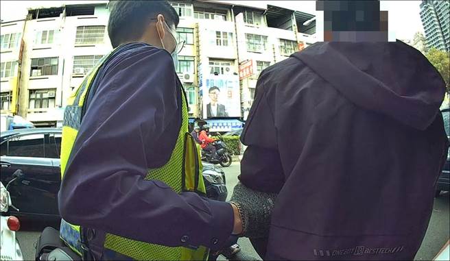 警方在民眾协助下也将31岁黄男带回警局。（民眾提供／冯惠宜台中传真）