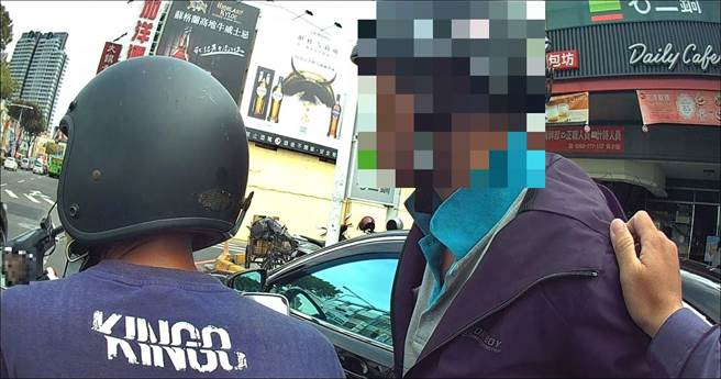 警方在民眾协助下也将31岁黄男带回警局。（民眾提供／冯惠宜台中传真）