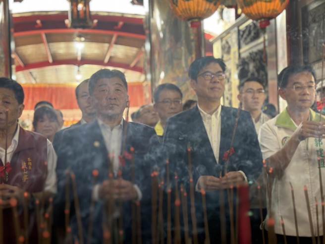 4日为保生大帝圣诞，前卫福部长陈时中特意南下，与高雄市长陈其迈一同前往苓雅区鼓山亭参拜。（杨舒婷摄）