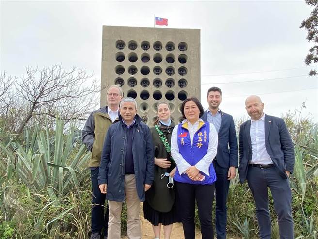图为瑞士国会友台小组日前参访金门北山播音站，立委陈玉珍（右三）尽地主之谊前往接待。（本报资料照片）