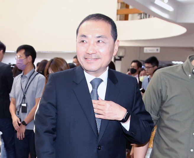 八里汙水廠2017年決議由台北市移轉新北市管理，但設備更新計畫至今仍卡在中央，營建署今反駁卡建設說法，反而呼籲新北市府，勿將改善經費「需中央補助」為藉口。對此，新北市長侯友宜表示，汙水廠早期也是中央興建的，所有相關經費有賴中央。（范揚光攝）