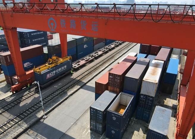 图为大陆铁路合肥货运中心合肥北站物流基地，吊车司机将中欧班列货柜箱吊运到列车上。（摘自新华社）