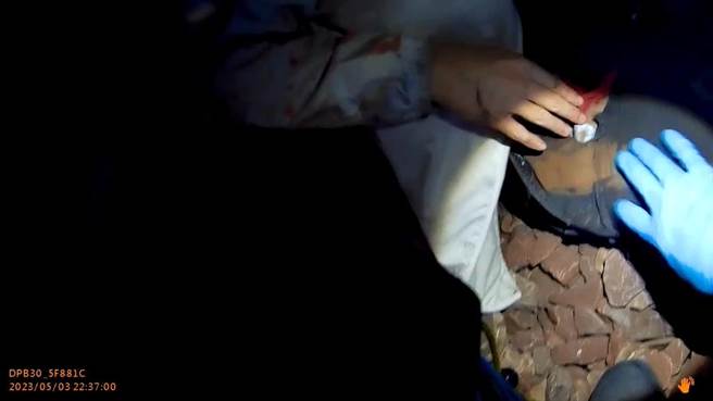 彰化火车站昨晚发生坠轨事件，坠轨的郑姓侨生身上衣物多处破损。（民眾提供／孙英哲彰化传真）