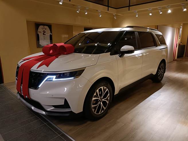 萧敬腾今年送上一台新车作为萧爸生日礼物。（喜鹊娱乐提供）