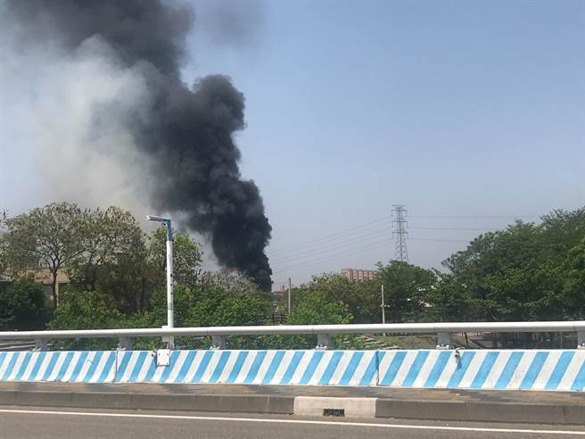 嘉义县中埔乡一处空地10点多起火燃烧，浓密黑烟直窜天际，引发民眾好奇关注。（读者提供／吕妍庭嘉义传真）