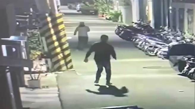 何男在路邊要追打李男。（警方提供）