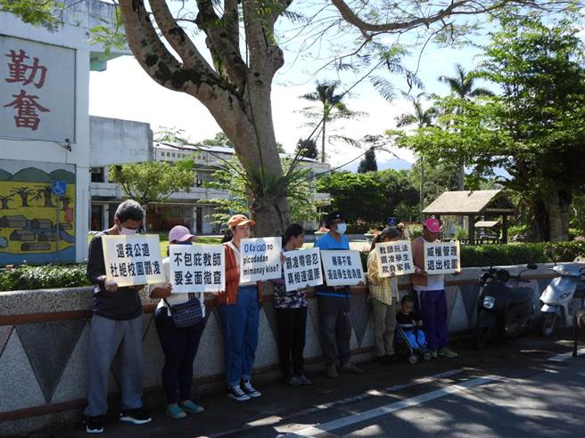 花莲南区某国小上周传出男老师疑有霸凌学生行为，全案进入调查程序，该师暂时停聘3个月，不过家长却控诉校方调查前夕带风向，企图混淆学生想法，今到校门口举牌无声抗议。（罗亦晽摄）