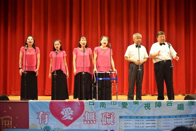 台南市视障爱乐合唱团「有爱无碍」校园爱心巡演，今年前进10场校园散播爱的种子。（台南一中提供／曹婷婷台南传真）