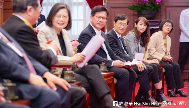 总统蔡英文接见「2022第18届国际杰出发明家奖得奖人」，身为台湾国际发明得奖协会的顾问许淑华也在一旁陪同。（图取自许淑华脸书）

