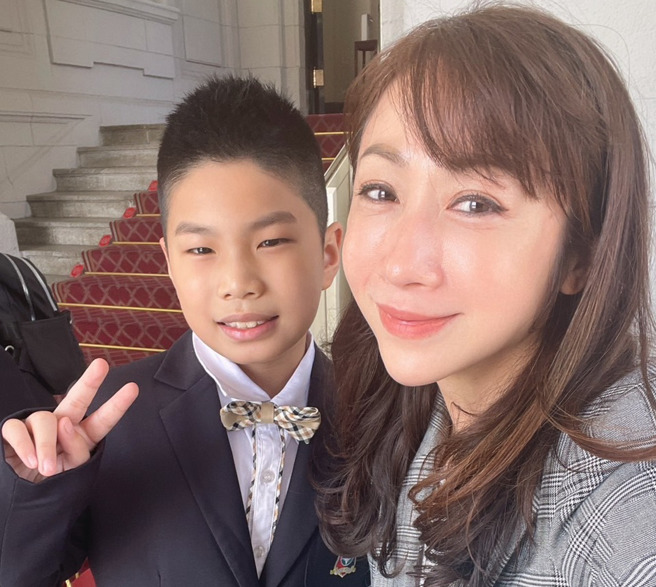 许淑华与小小发明家欧诚文合照。（图取自许淑华脸书）