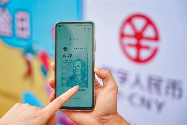 面对微信快速增加数位人民币使用场景，加上免各类手续费，大陆「支付江湖」被解读恐发生改变。（新华社）