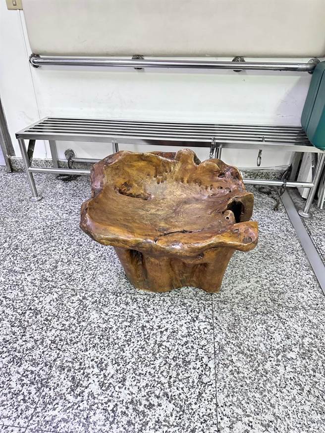 重达30公斤的木椅。（翻摄照片／高雄洪靖宜传真）