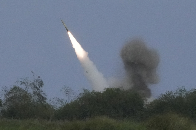 图为海马斯多管火箭系统在射击演习中发射导弹。（图／美联社）