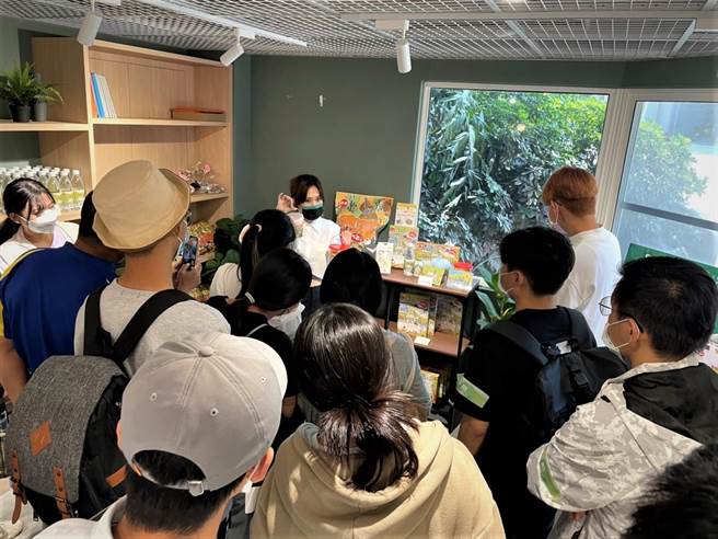 寿山动物园园区营运商向参赛者说明上架商品。（柯宗纬翻摄）