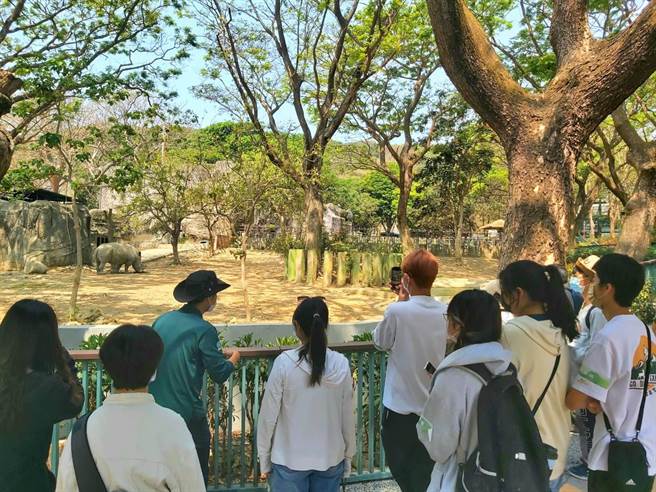 保育员向参赛者介绍白犀牛习性。（柯宗纬翻摄）