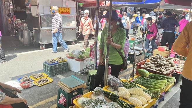 头份市中山市场已被评定为危楼，拆迁改建工程在即，摊商对临时市场有意见。（谢明俊摄）