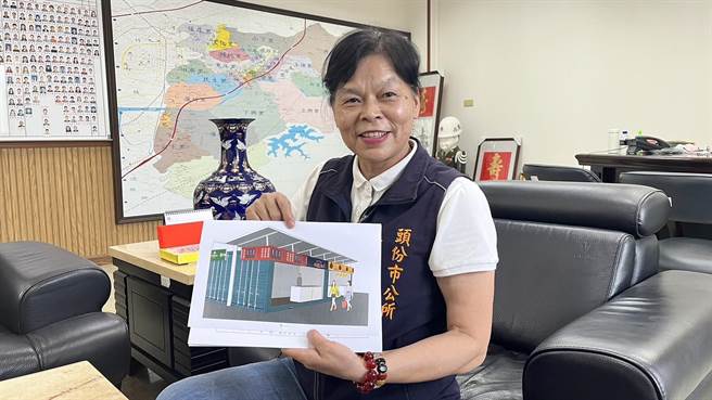 头份市中山市场拆迁改建工程在即，头份市长罗雪珠全力沟通摊商入驻公11临时市场。（谢明俊摄）