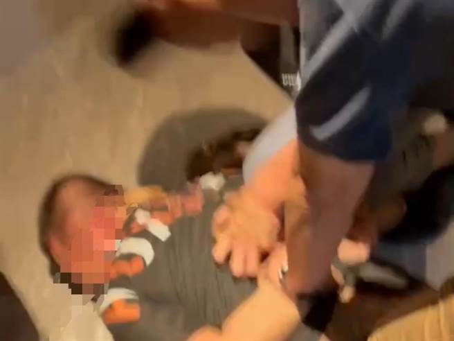 高雄郭姓通缉犯有毒品、枪炮前科，藏匿于楠梓区某高级住宅大楼，日前遭警方逮捕。（翻摄照片／崔正纲高雄传真）