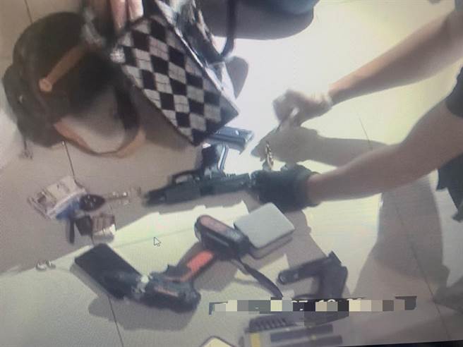 警方在房内搜出改造枪枝、子弹、工具等物。（翻摄照片／崔正纲高雄传真）