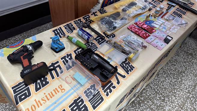 警方查获改造枪枝、达姆弹、工具、武士刀等证物。（崔正纲摄）★《中时新闻网》关心您：保护自己、远离毒品！