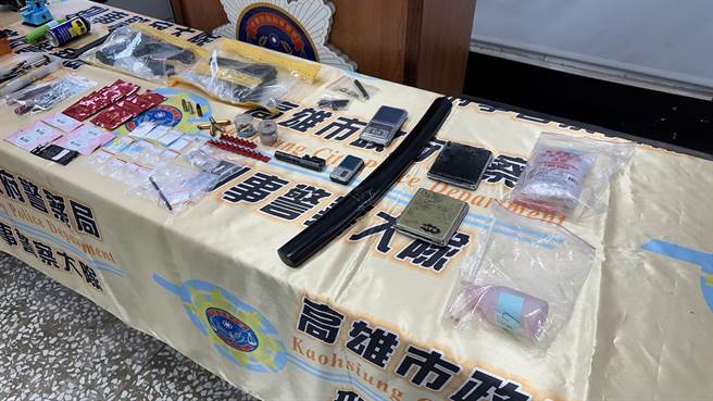 警方查获改造枪枝、达姆弹、工具、武士刀等证物。（崔正纲摄）★《中时新闻网》关心您：保护自己、远离毒品！