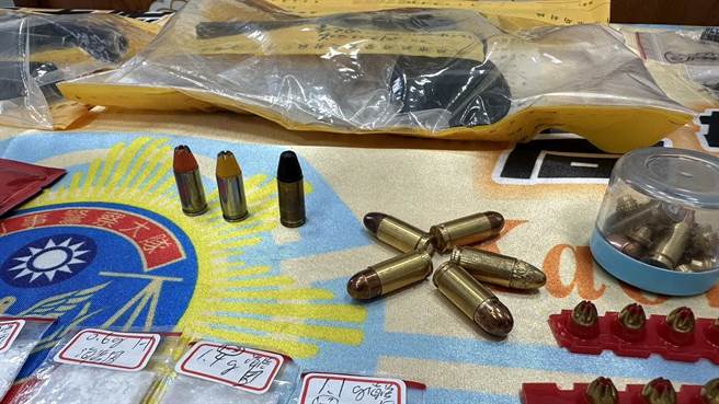 警方查获改造枪枝、达姆弹、工具、武士刀等证物。（崔正纲摄）★《中时新闻网》关心您：保护自己、远离毒品！