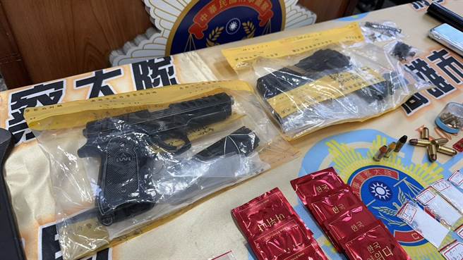 警方查获改造枪枝、达姆弹、工具、武士刀等证物。（崔正纲摄）★《中时新闻网》关心您：保护自己、远离毒品！