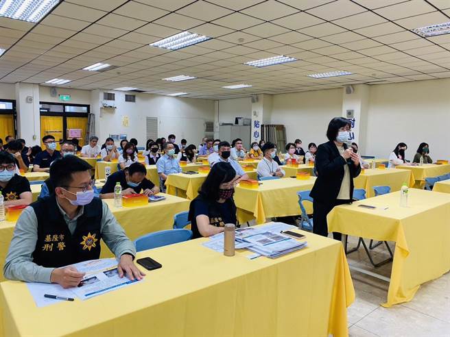 会议中邀请业者分享阻诈心得，并成立LINE群组可主动通报警方。（基隆市警察局提供／徐佑升基隆传真）